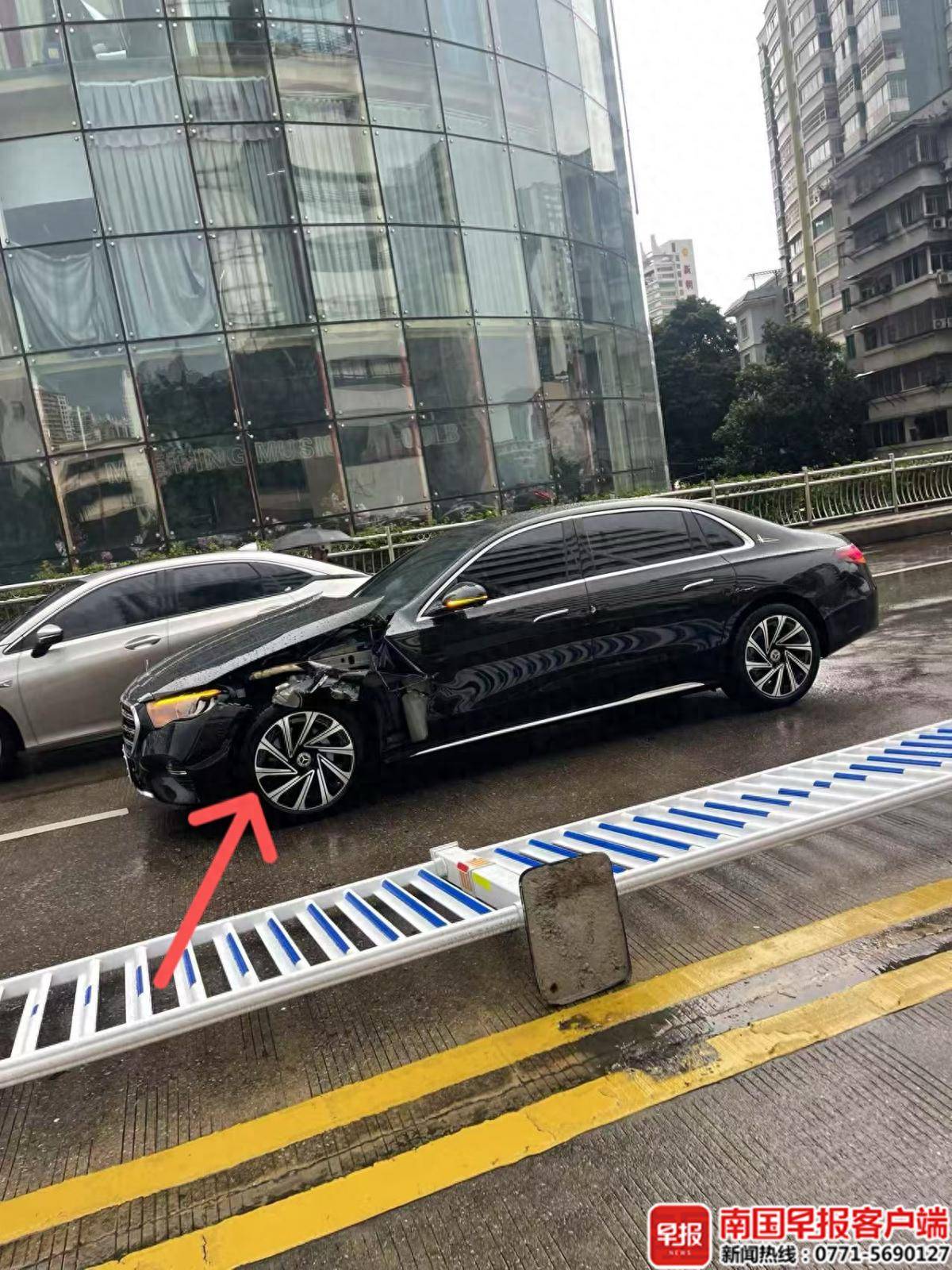 南宁一路段隔离栏砸中奔驰车，维修费达13万余元！谁该担责？
