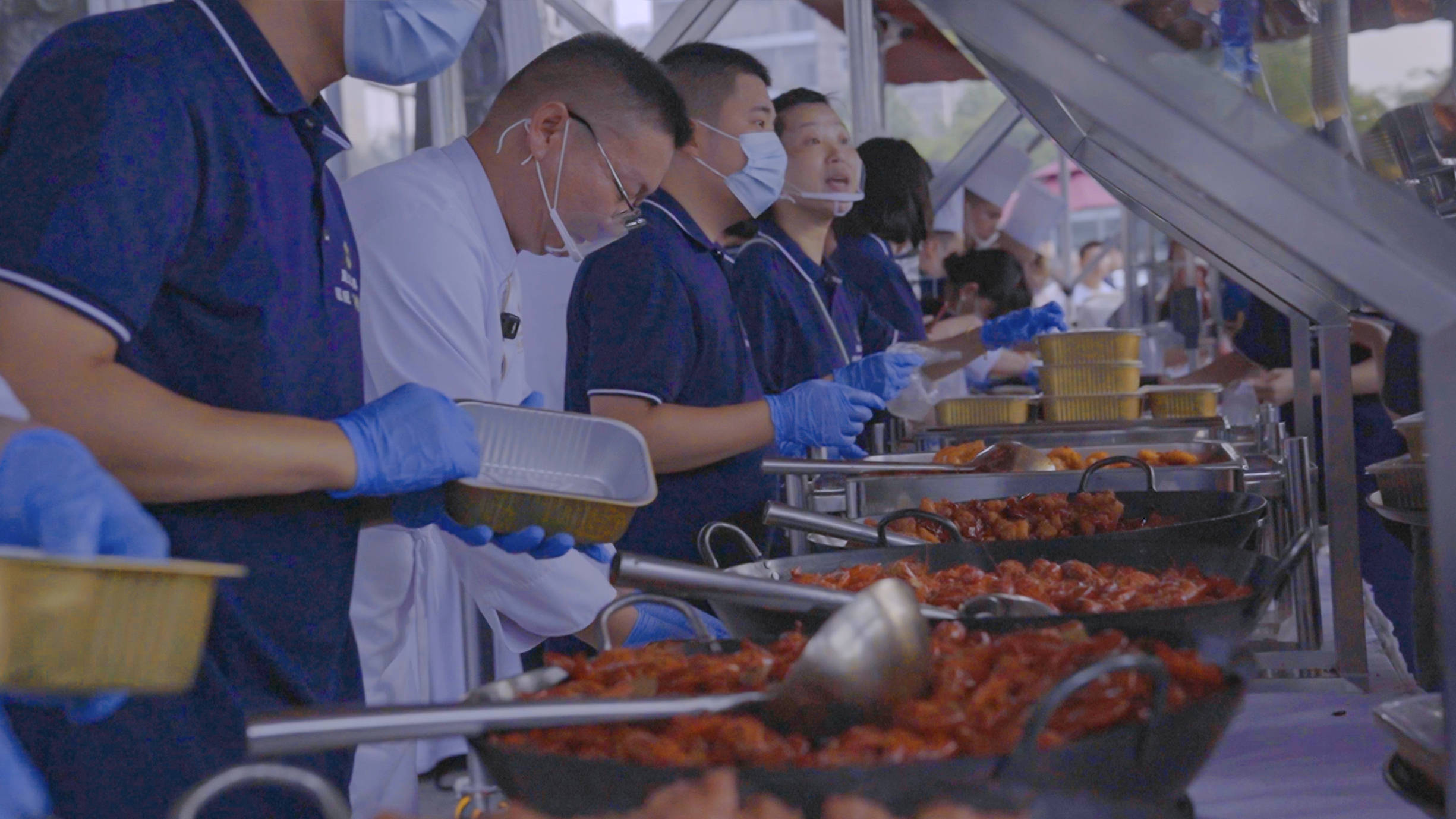 五星酒店摆地摊自救：日赚6万元，“我们不觉得掉价，被动永远等不来惊喜”