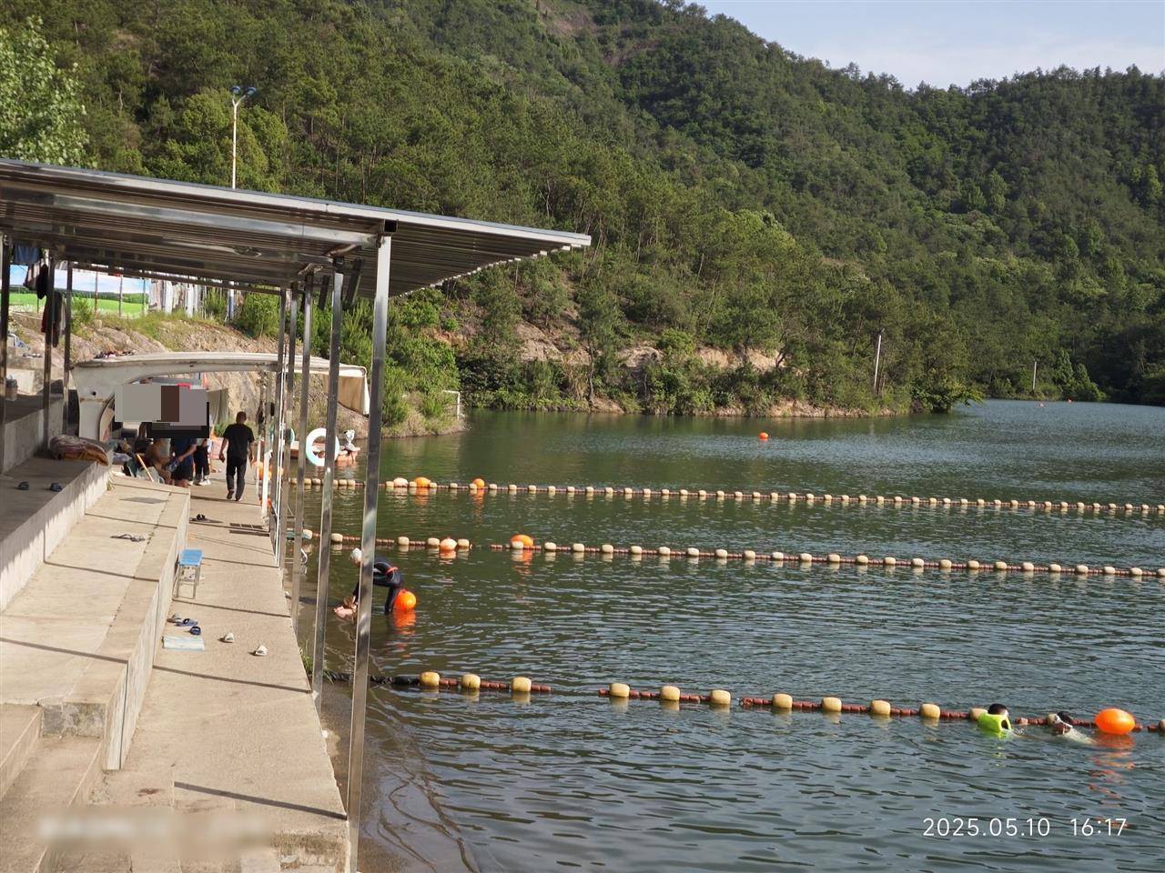 47岁女子在义乌一户外泳池去世，警方介入处理，女儿：我再也没有妈妈了