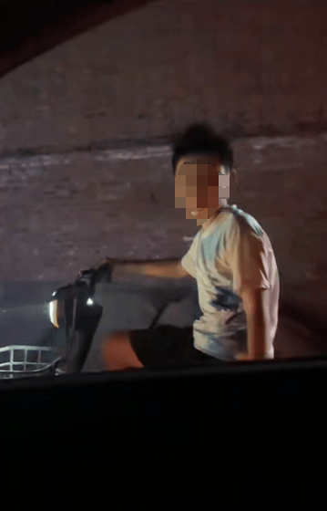 河南一男子晚上开车回家，骑夜路小男孩说“想蹭个灯”，一路温柔尾随护送