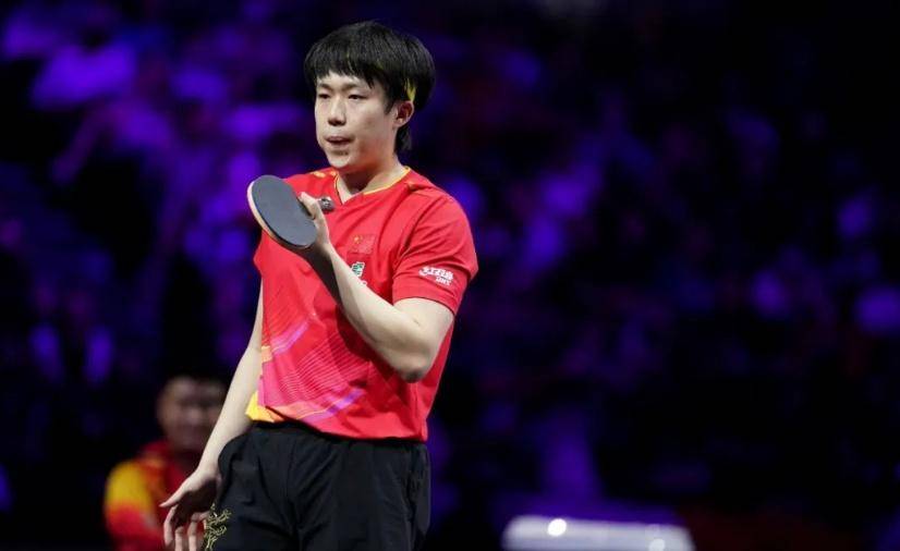 张本智和夺冠，4比2胜王楚钦，赛后脱衣庆祝与王皓握手；此前称王皓握手“太敷衍”