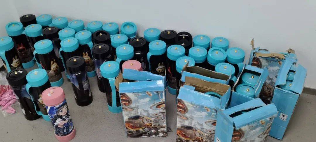 一酒店客房突发！多人被集体带走