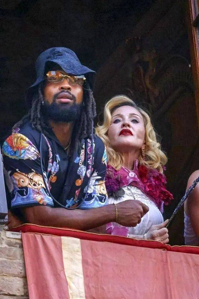 67岁生日麦当娜与鲜肉男友同吃Labubu蛋糕，造型致敬子弹胸罩