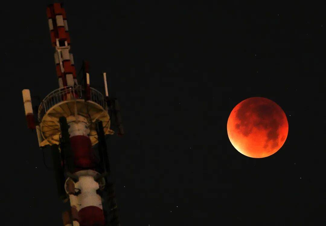 “红月亮”凌晨现身，震撼月全食天象来了：高清大图记录月亮“变脸”全过程