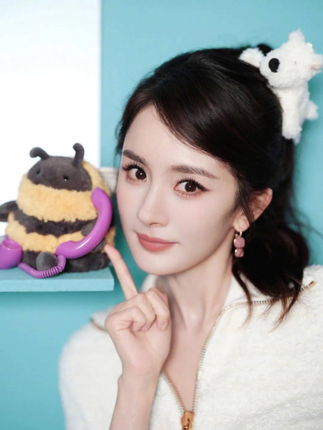 杨幂把钥匙扣扎在马尾上,瞬间实现满39减20!