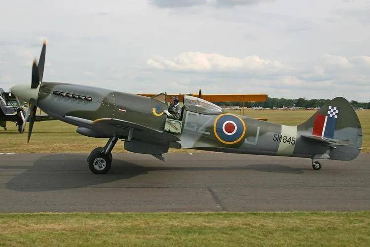 央视曝光！歼-35A改用内置登机梯，和F-35的一模一样？