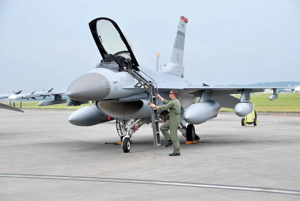 央视曝光！歼-35A改用内置登机梯，和F-35的一模一样？