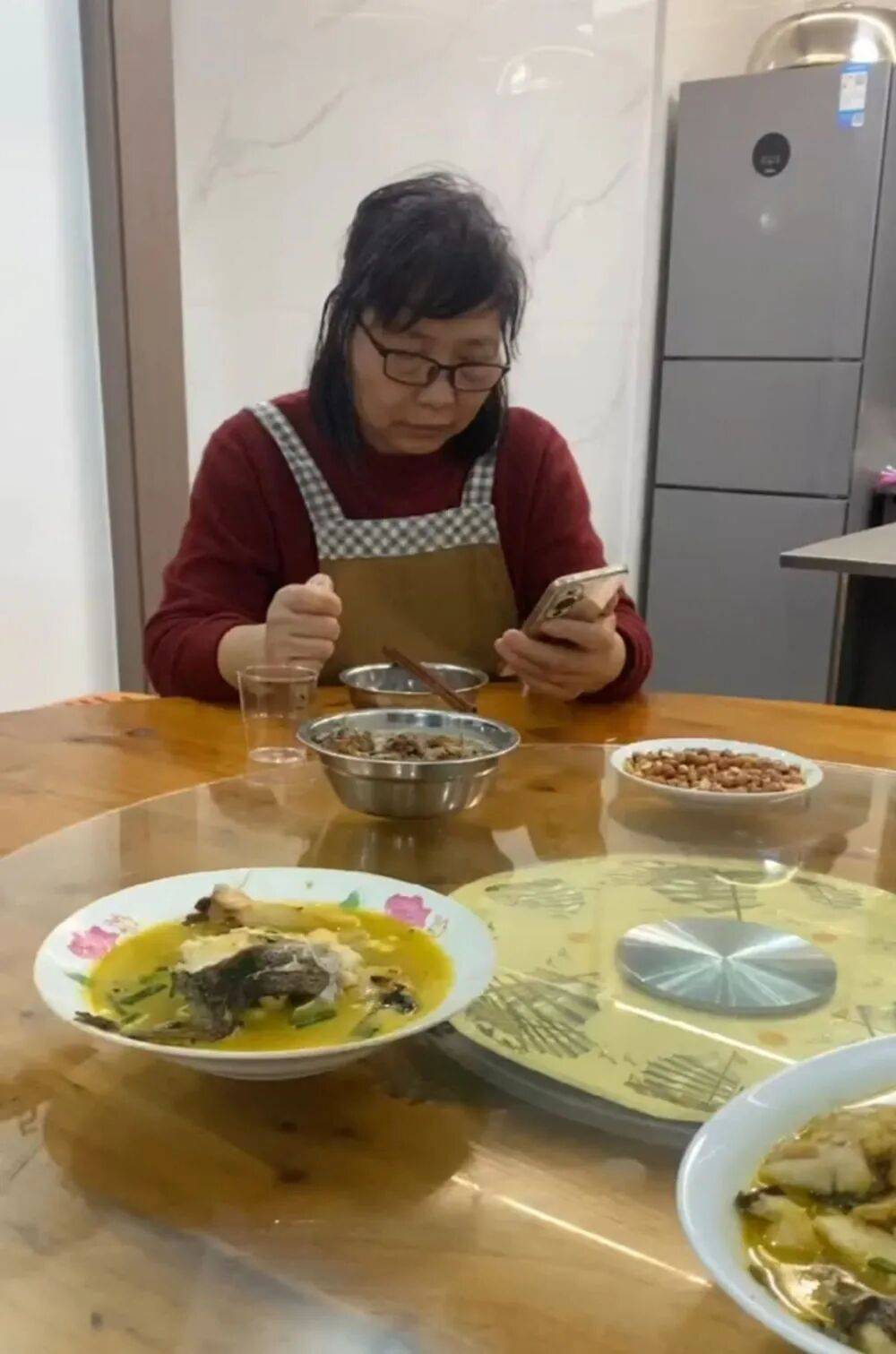 “看到妈妈46个未接来电，心像被重锤击中”