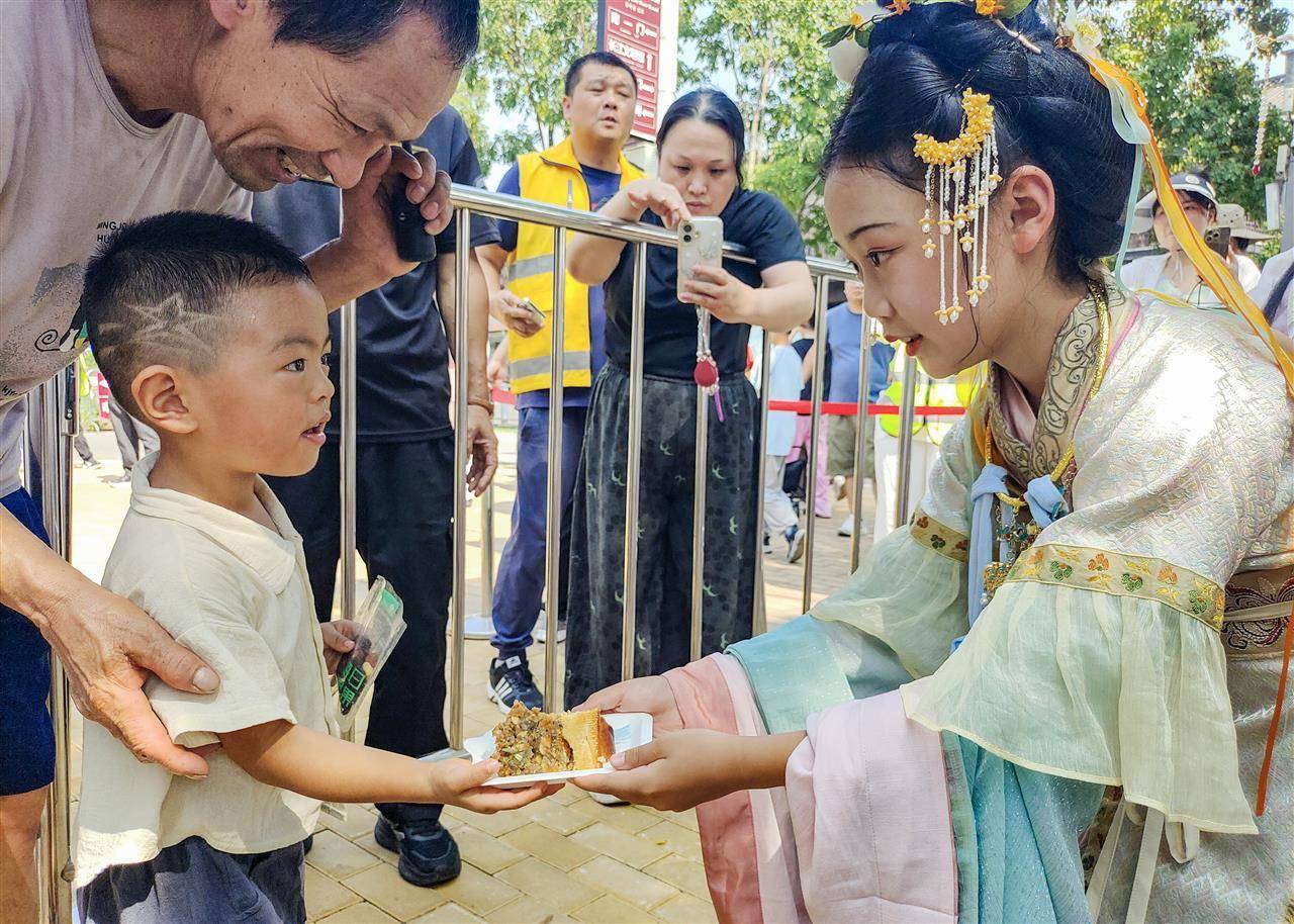 重388斤！500人排队挑战超级大月饼