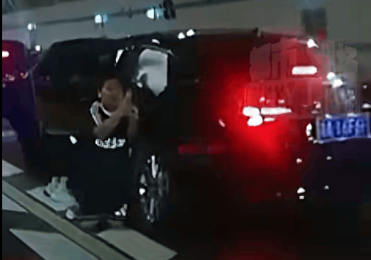 10岁男孩跪地拦车哭求“救救妈妈”，感动全网！其母发声