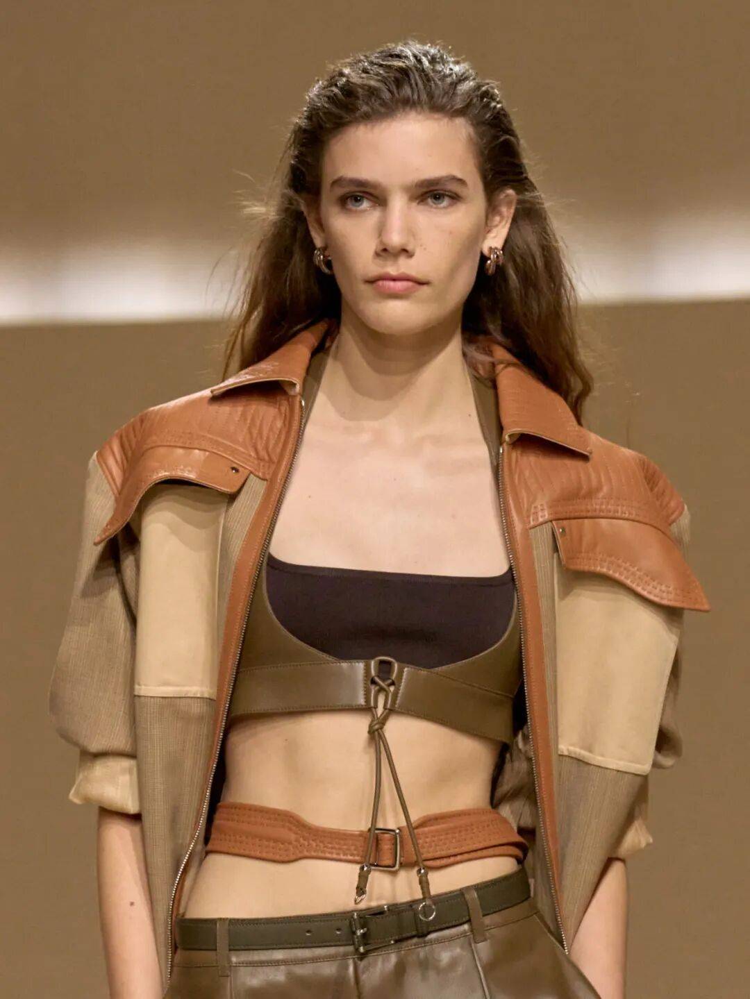 Hermès的女骑士，在沙滩上自由驰骋