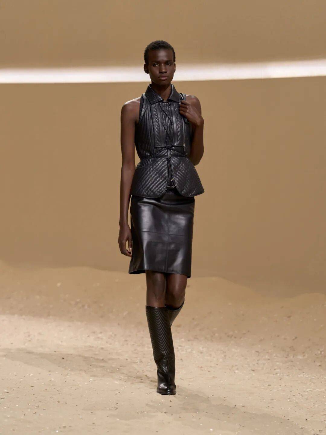 Hermès的女骑士，在沙滩上自由驰骋