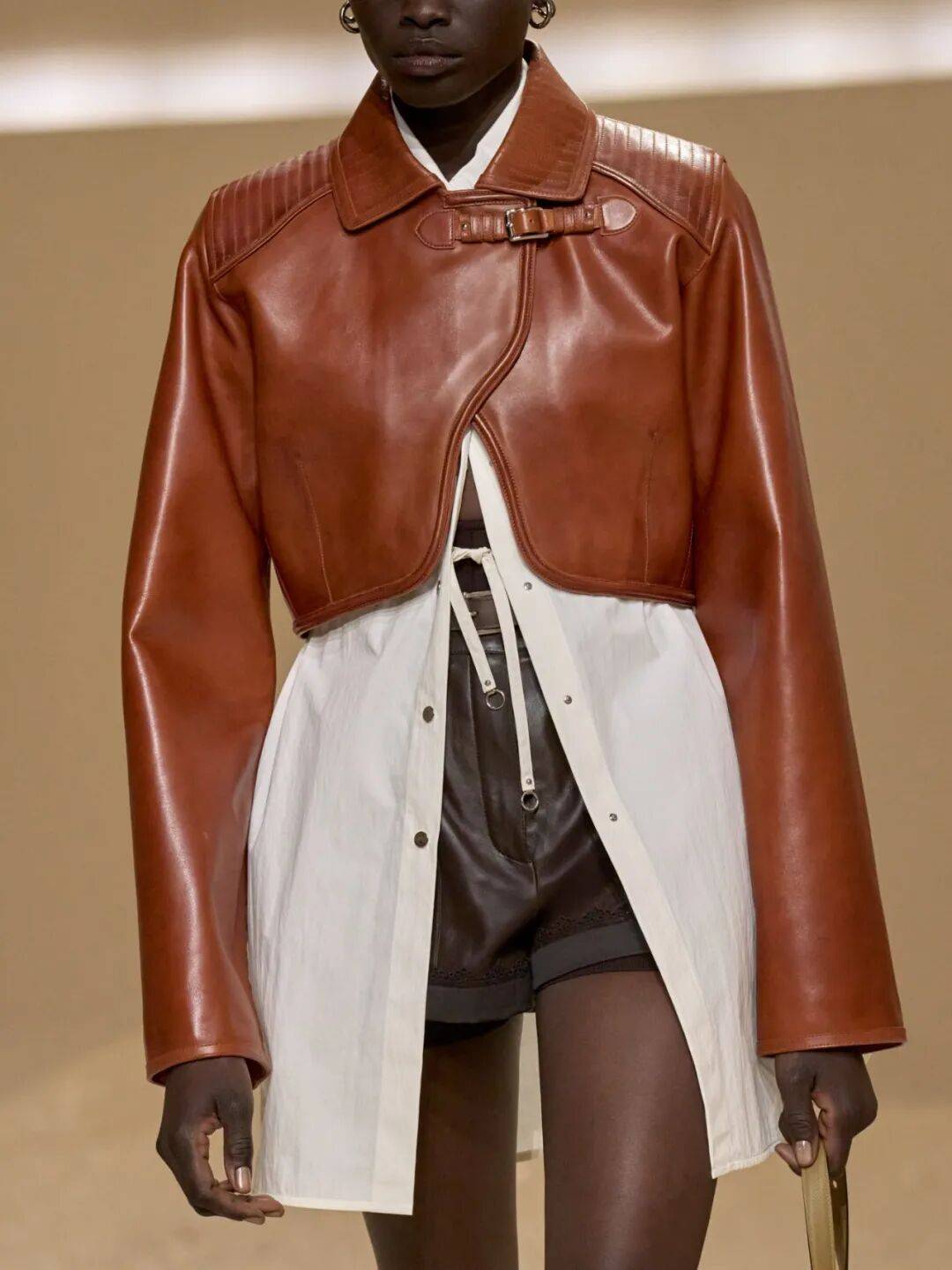 Hermès的女骑士，在沙滩上自由驰骋