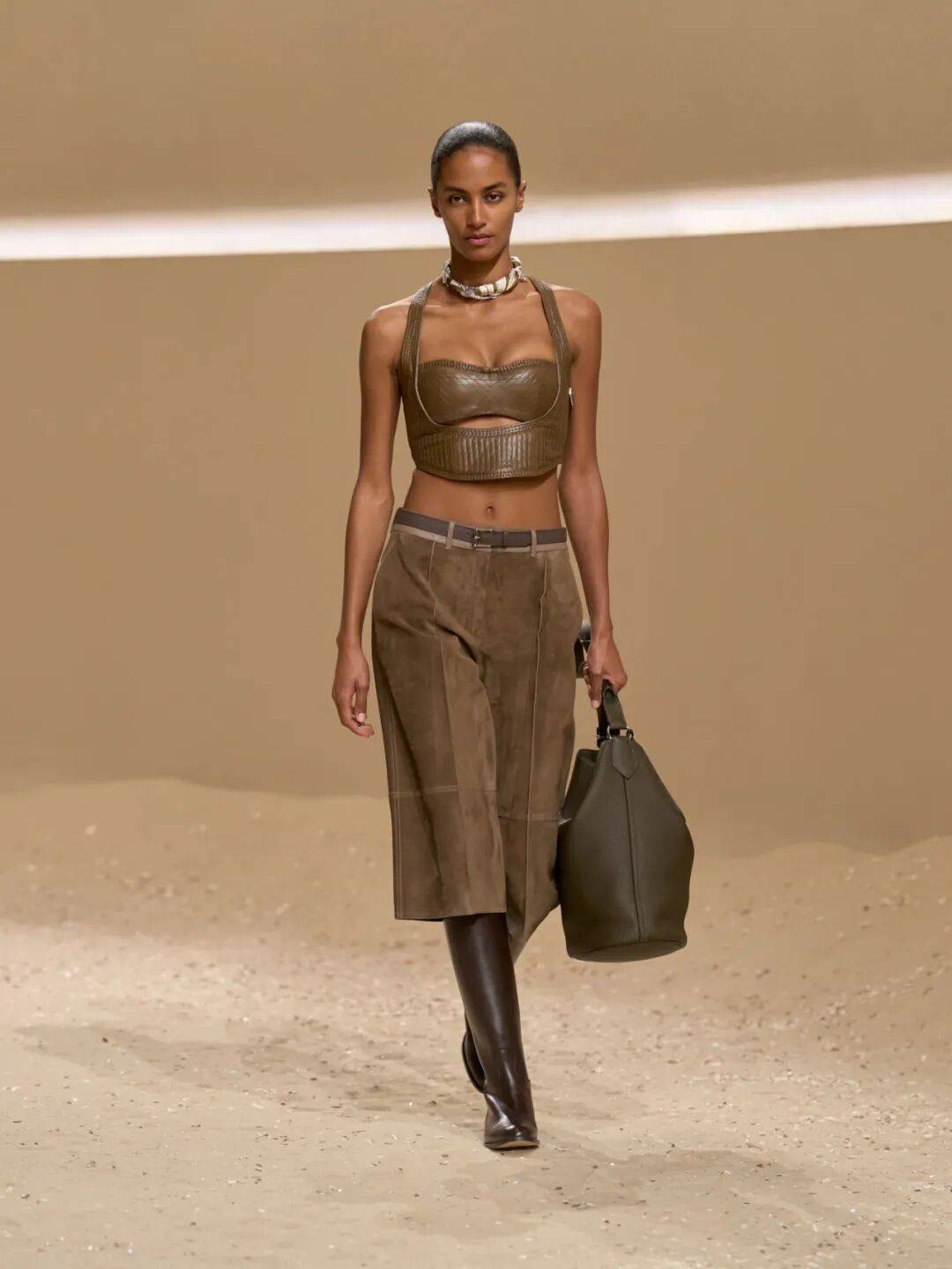 Hermès的女骑士，在沙滩上自由驰骋