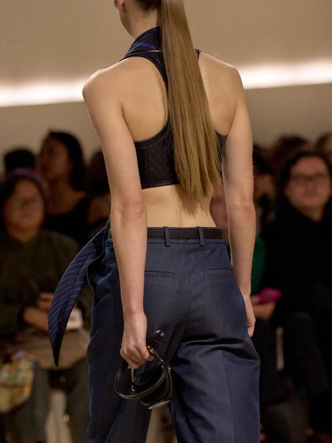 Hermès的女骑士，在沙滩上自由驰骋