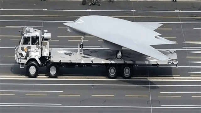 机库一开,解放军新家伙亮相!与歼20一飞冲天,重点是美国没有