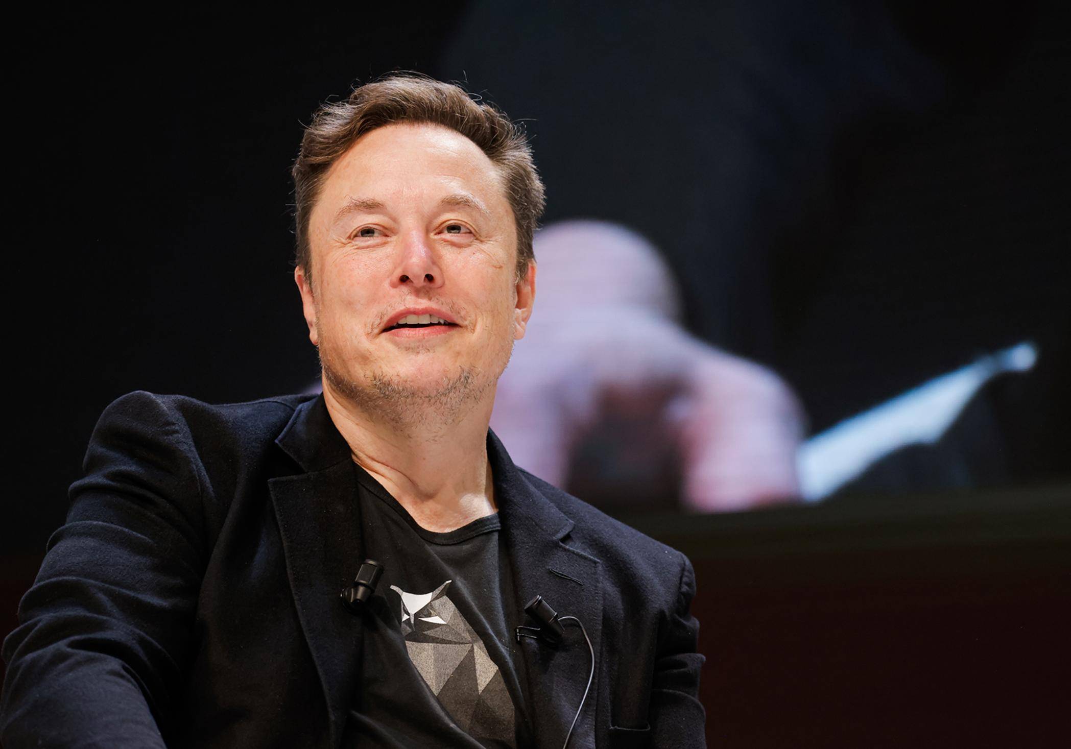 马斯克重返白宫，特朗普昭告50州，不能让中方超车，要求制定统一的联邦AI监管标准